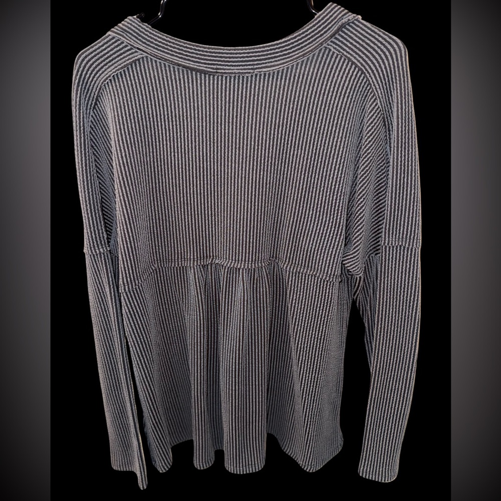Andree Raised Ribbed Button V-Neck Knit Top - Picture 3 of 4